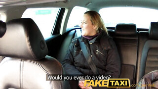 Elhízott fiatal nőci segg lyukba kurelva a taxiban