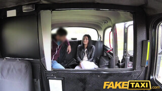 Fake Taxi - kitetovált hátú nőci istenien kavar a faszban