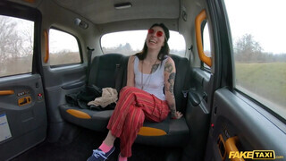 Fake Taxi - Giada Suicide a tetkós hippi