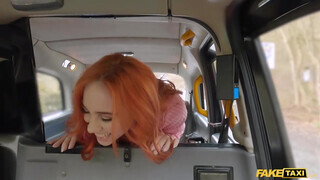 Fake Taxi - Porno zsenge vörös hajú bige